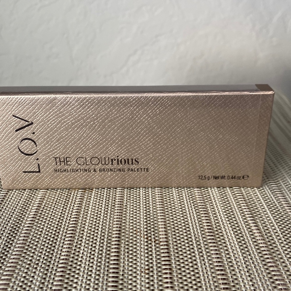 L.O.V. The Glowroius highlighting and bronzing palette.  NIB never opened